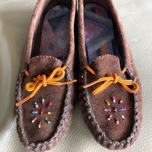 Huron Indians sz 6 L brown suede moccasins hard sole decorative beading